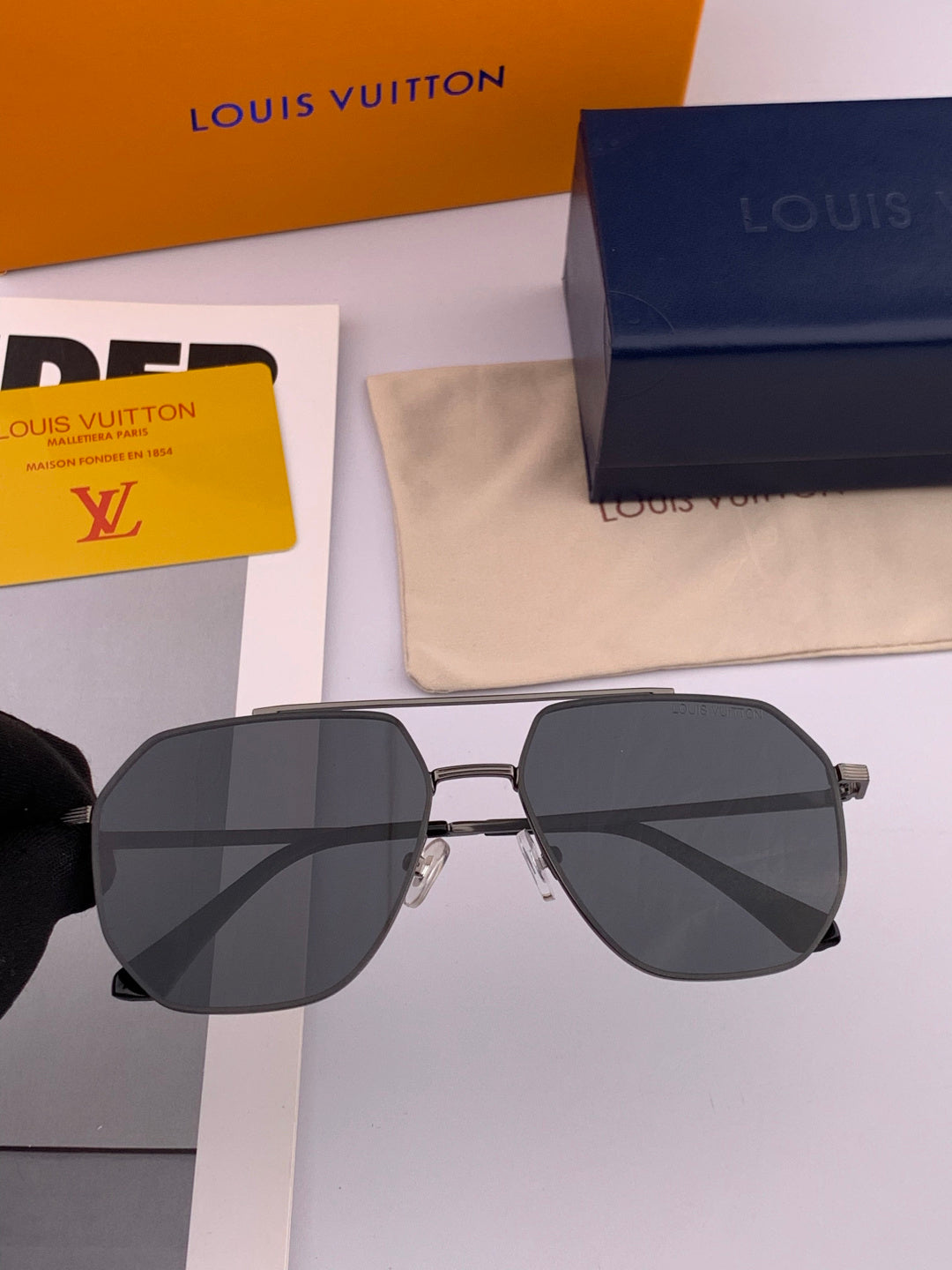 Louis Vuitton L28902 Polarized Aviator Gold Lens Sunglasses for Men - detail image 3