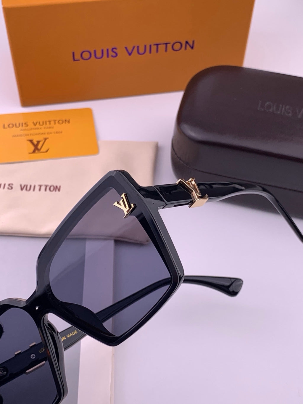 Louis Vuitton L57002 Oversized Black Lens Sunglasses for Men & Women - 371457 - detail image 3
