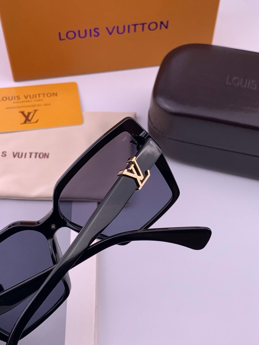 Louis Vuitton L57002 Oversized Black Lens Sunglasses for Men & Women - 371457 - detail image 6