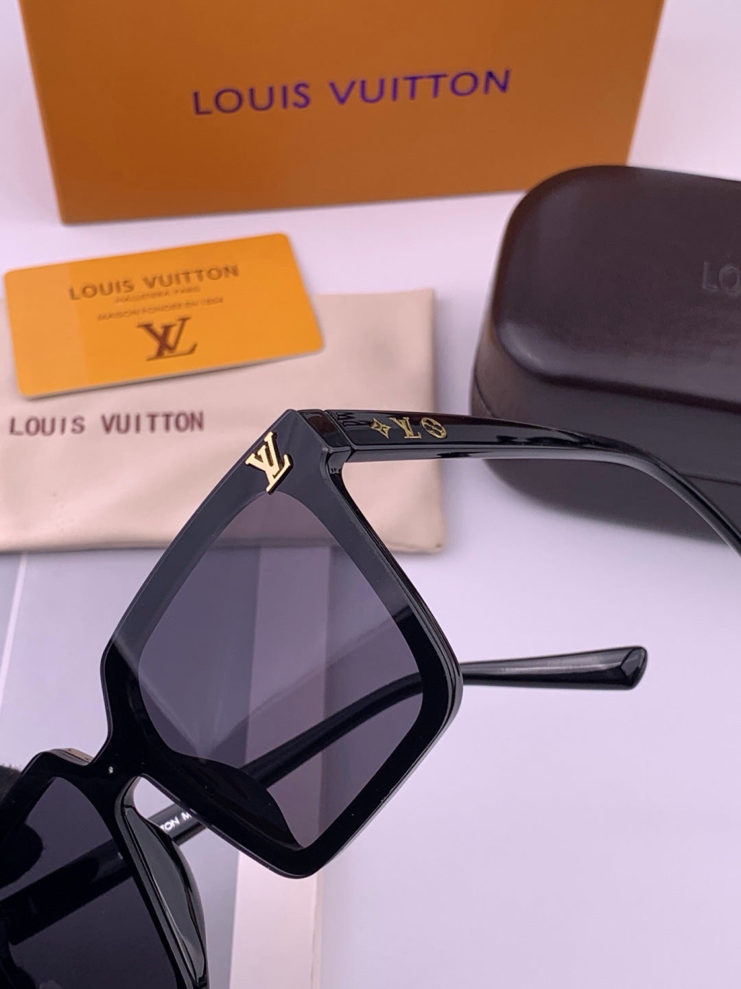 Louis Vuitton L6006 Oversized Black Lens Sunglasses for Men & Women - 371442 - detail image 3