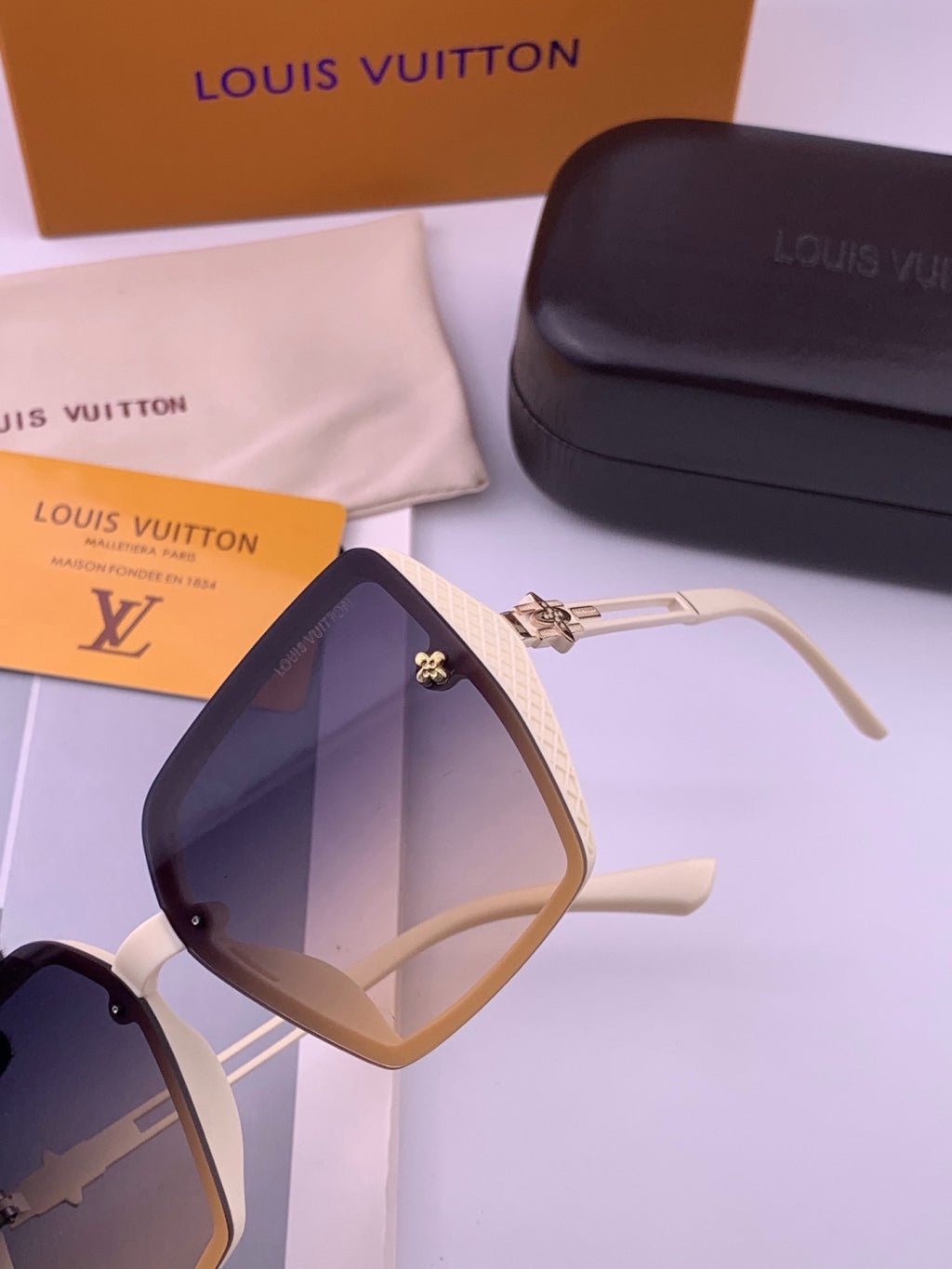 Louis Vuitton L6302 Square Gold Lens Sunglasses for Men & Women - 371346 - detail image 2