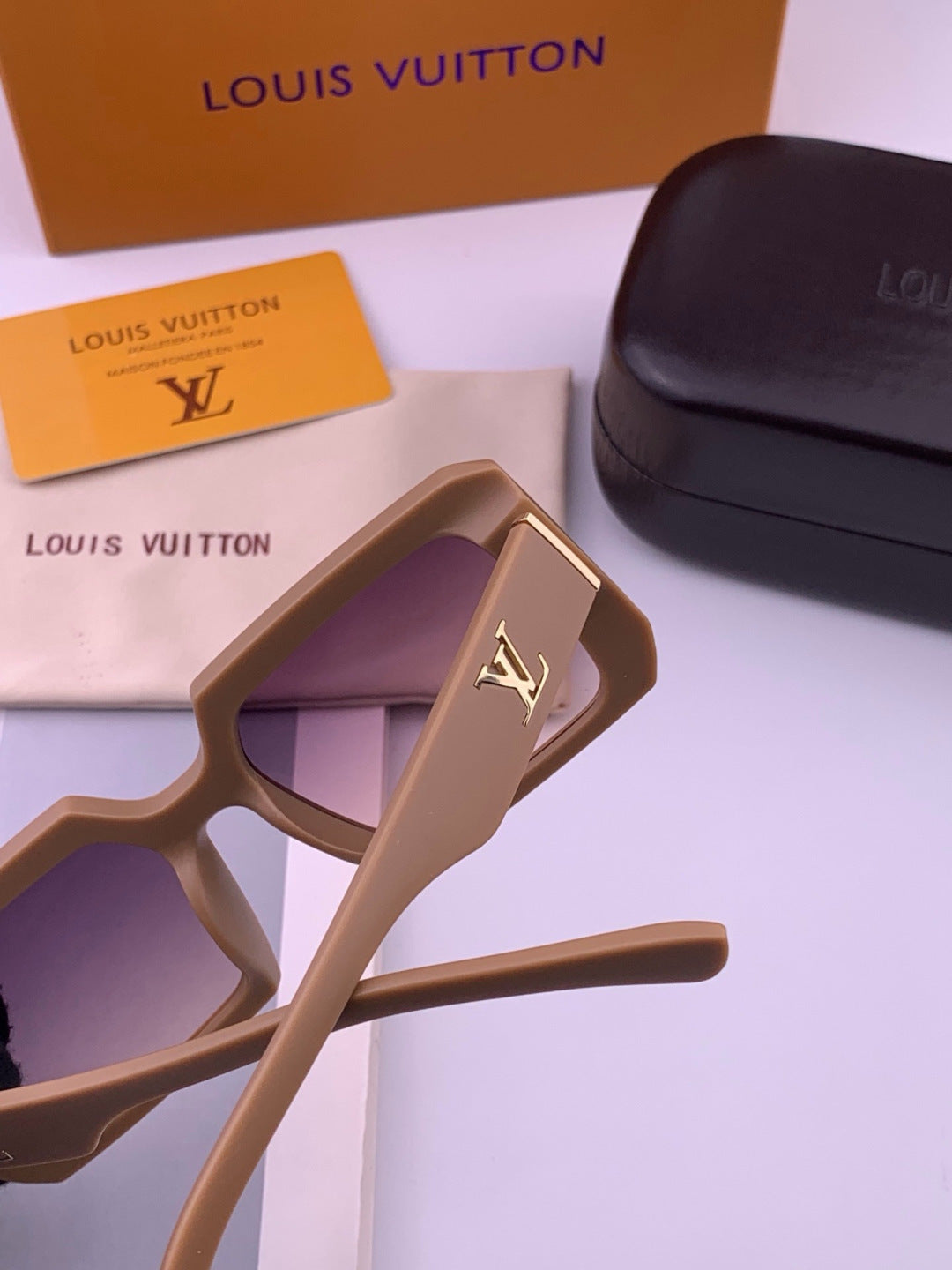 Louis Vuitton L37004 Oversized Red Lens Sunglasses for Men & Women - 371352 - detail image 5