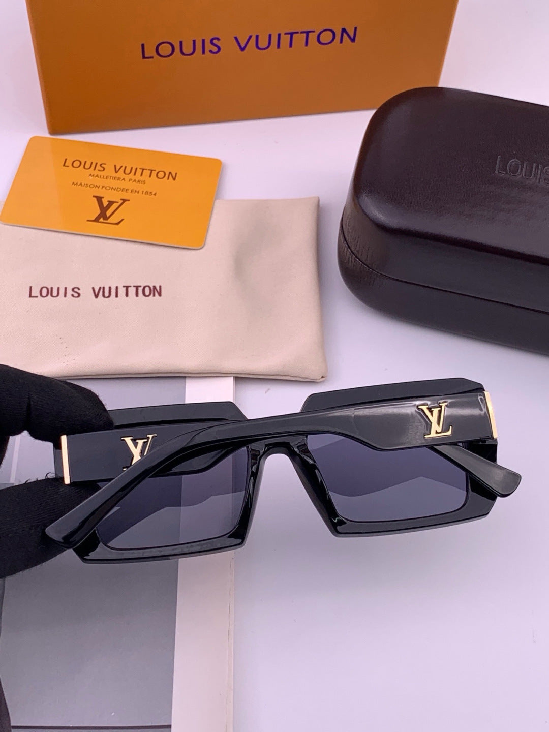Louis Vuitton L37004 Oversized Black Lens Sunglasses for Men & Women - 371353 - detail image 6