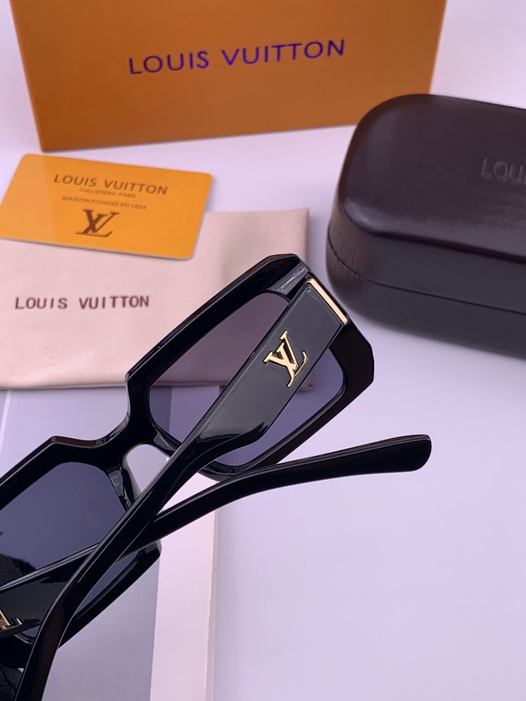 Louis Vuitton L37004 Oversized Black Lens Sunglasses for Men & Women - 371353 - detail image 4