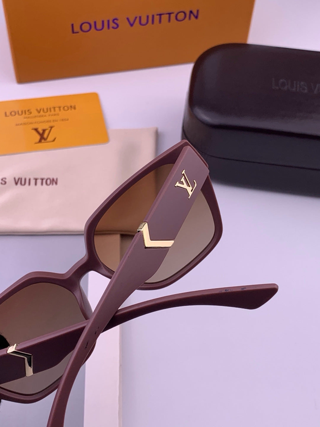 Louis Vuitton L77004 Oversized Purple Lens Sunglasses for Men & Women - 371354 - detail image 3
