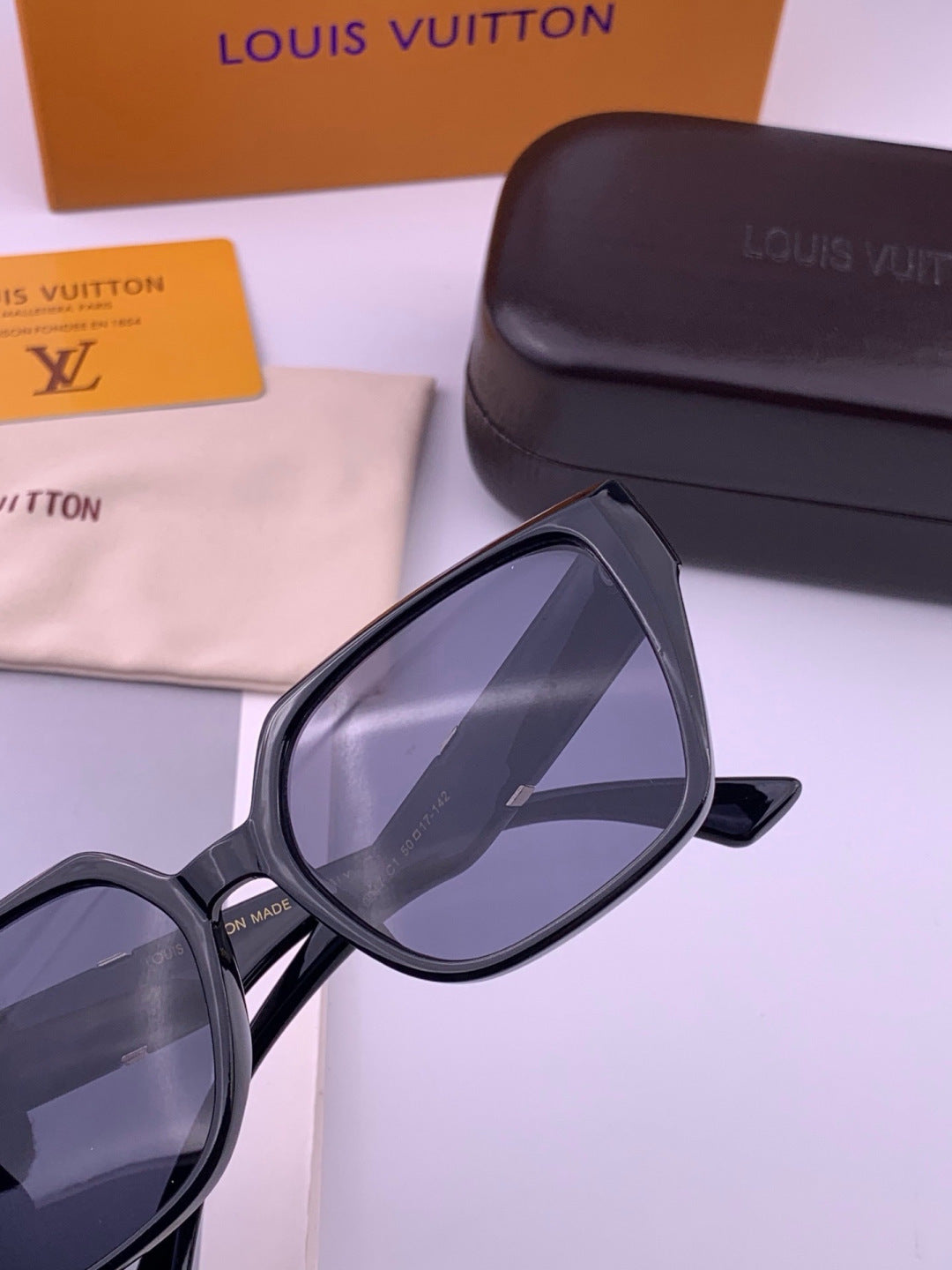 Louis Vuitton L77004 Oversized Black Lens Sunglasses for Men & Women - 371355 - detail image 5