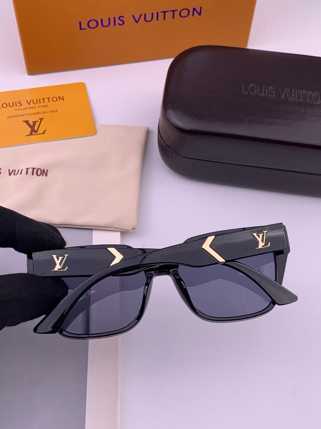 Louis Vuitton L77004 Oversized Black Lens Sunglasses for Men & Women - 371355 - detail image 4