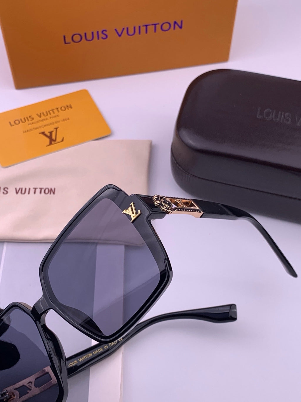 Louis Vuitton L77004 Oversized Blue Lens Sunglasses for Men & Women - 371358 - detail image 3