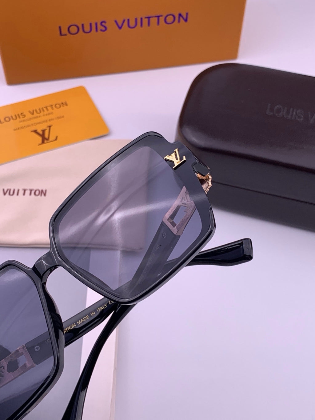 Louis Vuitton L77004 Oversized Blue Lens Sunglasses for Men & Women - 371358 - detail image 6