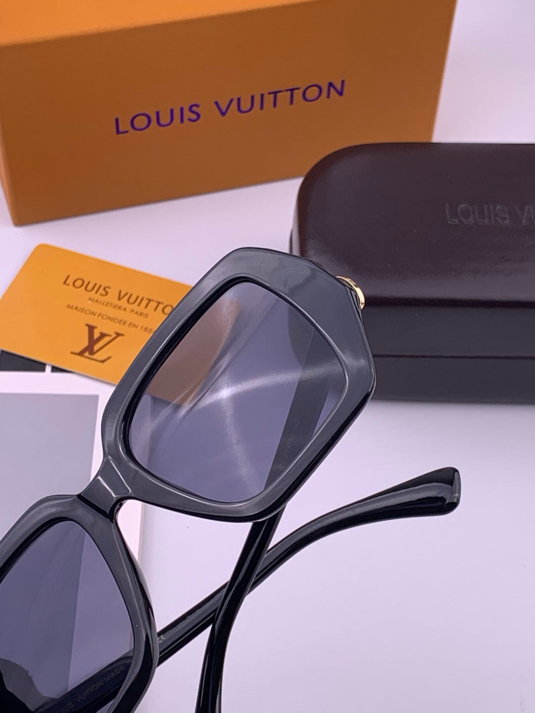 Louis Vuitton L27006 Oversized Brown Lens Sunglasses for Men & Women - 371326 - detail image 3