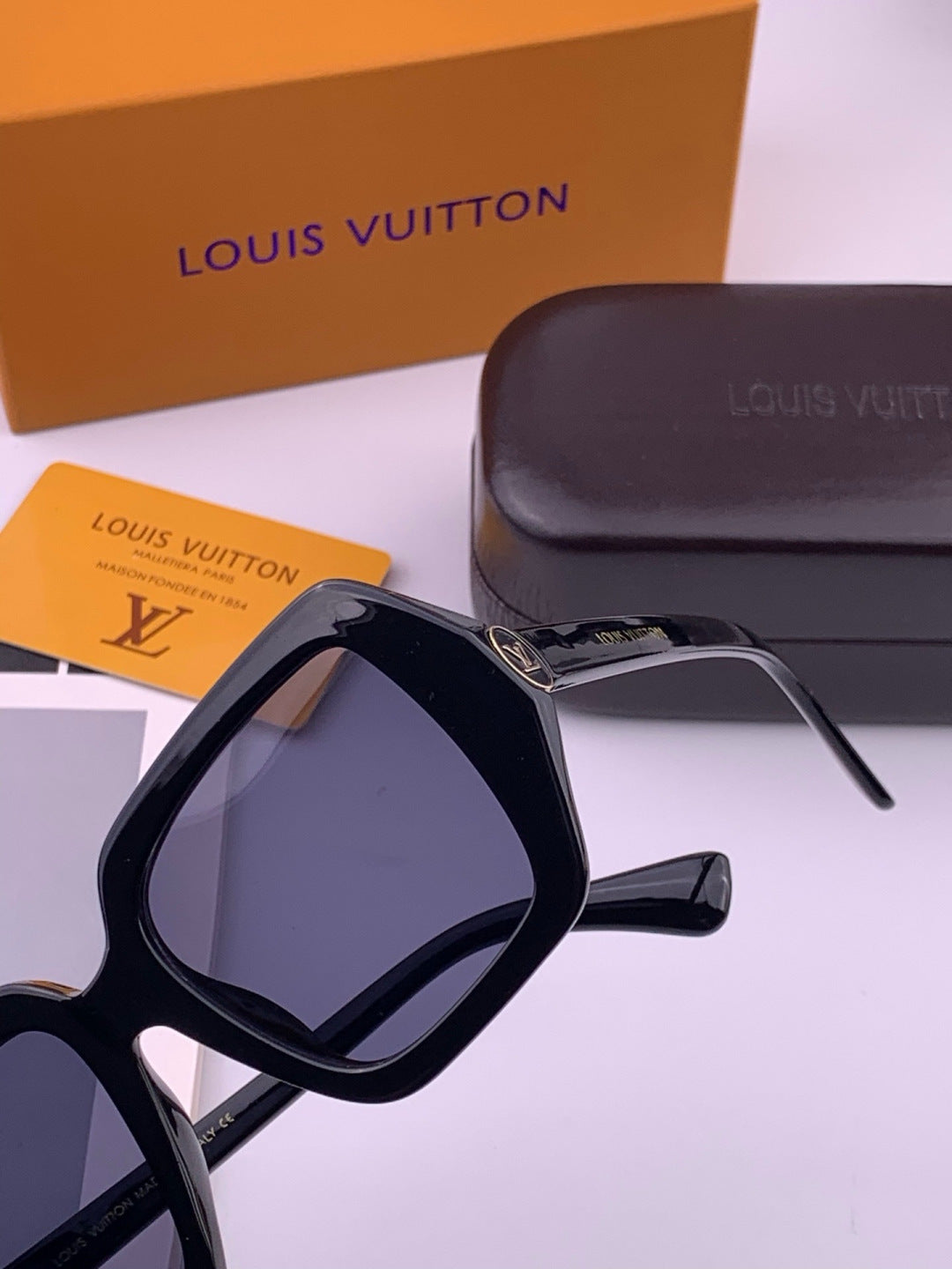 Louis Vuitton L27006 Oversized Brown Lens Sunglasses for Men & Women - 371326 - detail image 4