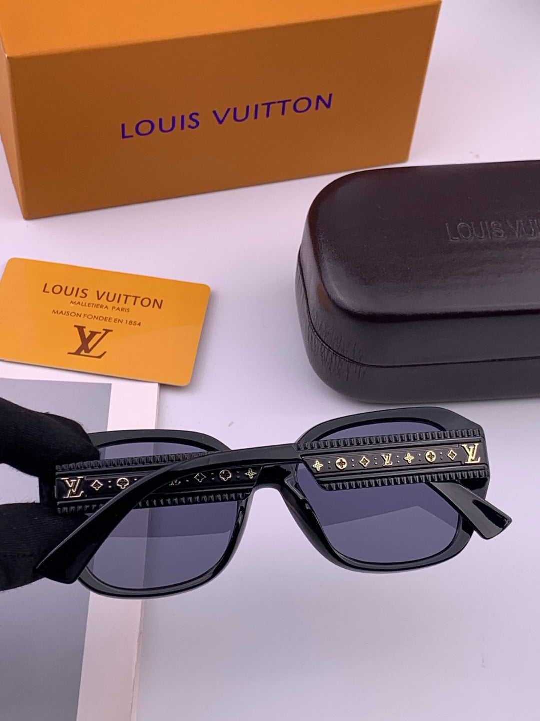 Louis Vuitton L17006 Oversized Black Lens Sunglasses for Men & Women - 371332 - detail image 7