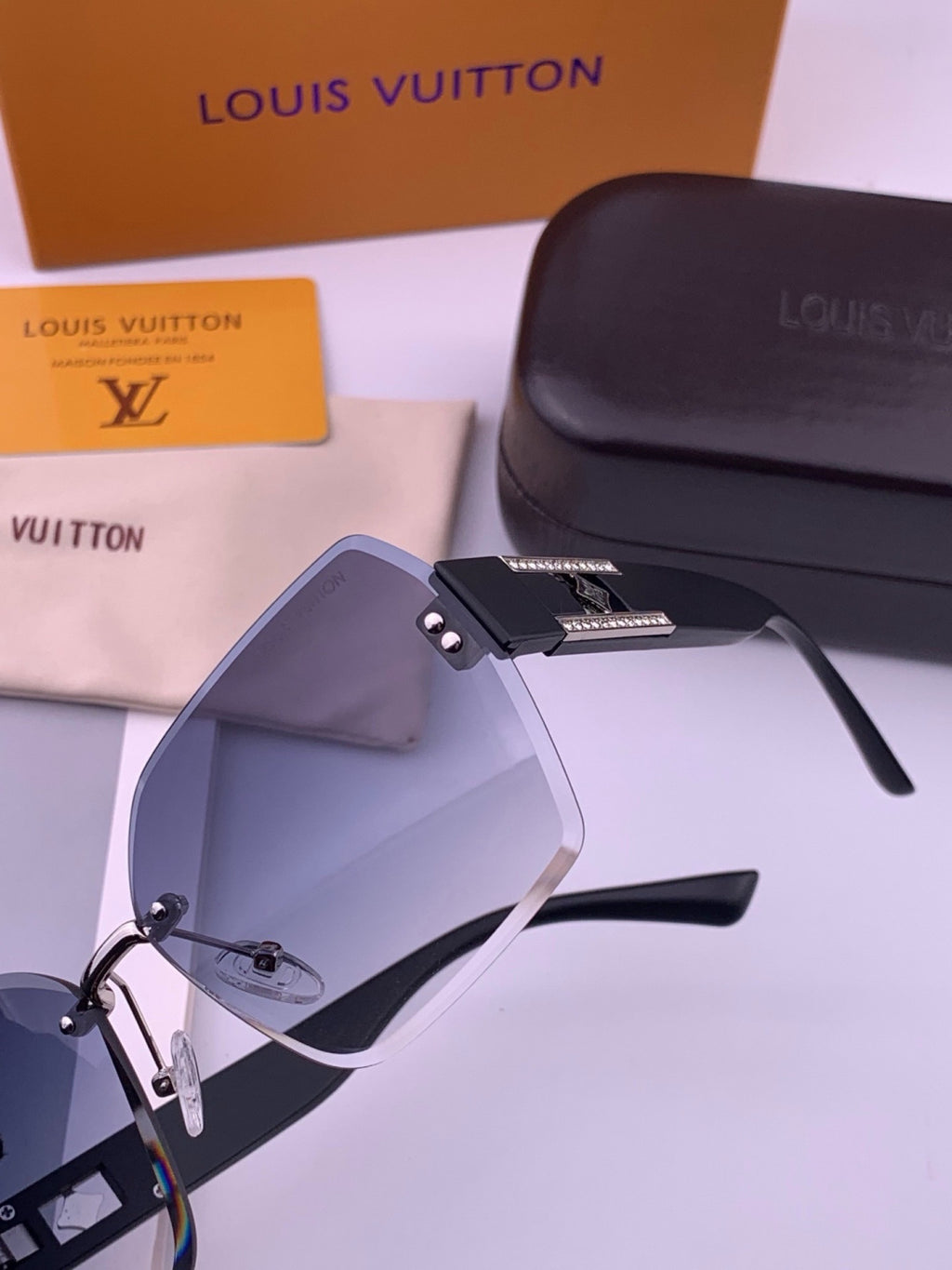 Louis Vuitton L9261 Square Black Lens Sunglasses for Men & Women - 371298 - detail image 3