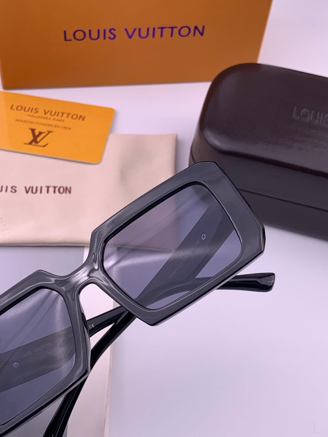 Louis Vuitton L37004 Oversized Black Lens Sunglasses for Men & Women - 398215 - detail image 5