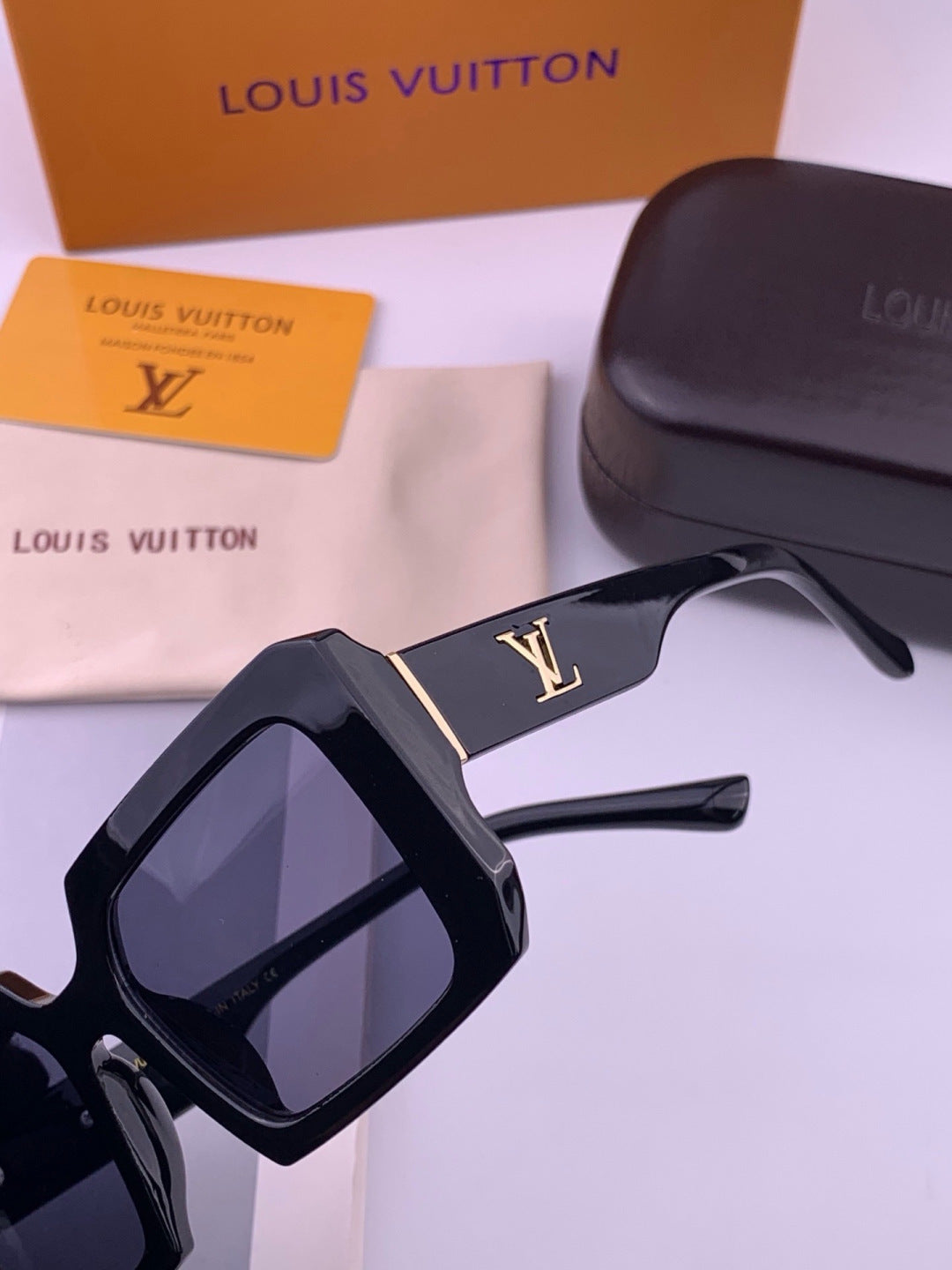 Louis Vuitton L37004 Oversized Black Lens Sunglasses for Men & Women - 398215 - detail image 3
