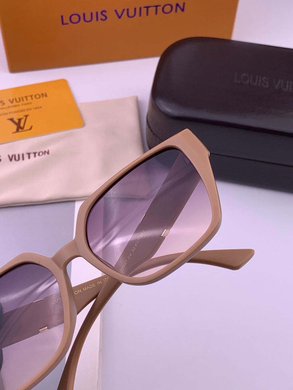 Louis Vuitton L77004 Oversized Purple Lens Sunglasses for Men & Women - 398218 - detail image 4