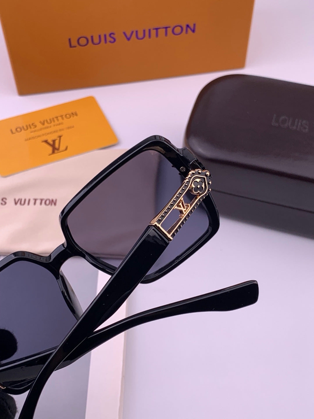 Louis Vuitton L77004 Oversized Blue Lens Sunglasses for Men & Women - 398220 - detail image 5