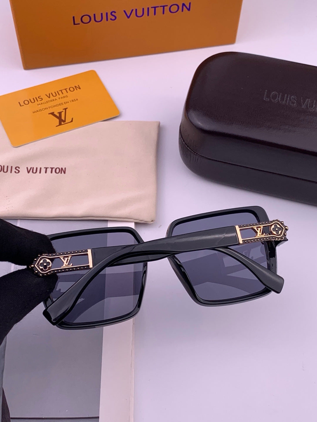 Louis Vuitton L77004 Oversized Blue Lens Sunglasses for Men & Women - 398220 - detail image 4