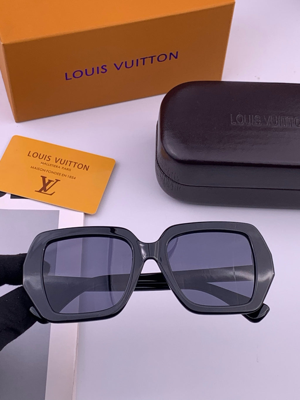 Louis Vuitton L27006 Oversized Brown Lens Sunglasses for Men & Women - 398204
