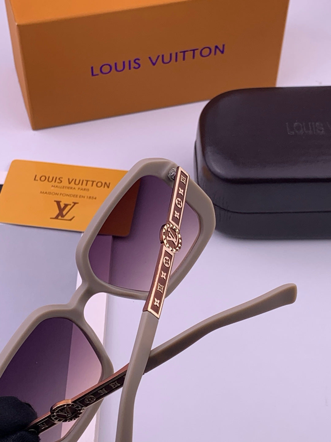 Louis Vuitton L37007 Oversized Brown Lens Sunglasses for Men & Women - 398207 - detail image 4