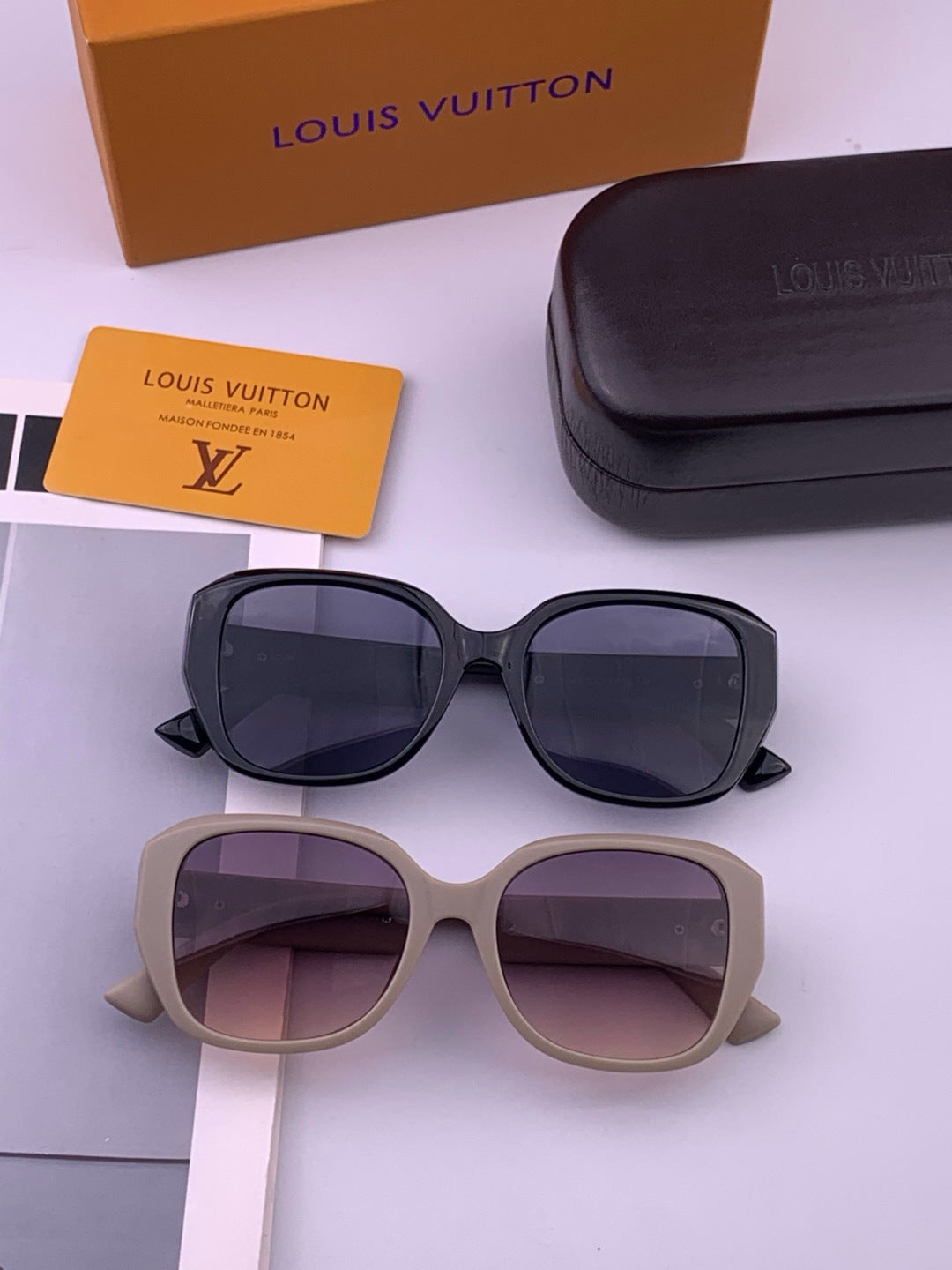 Louis Vuitton L17006 Oversized Black Lens Sunglasses for Men & Women - 398210 - detail image 8
