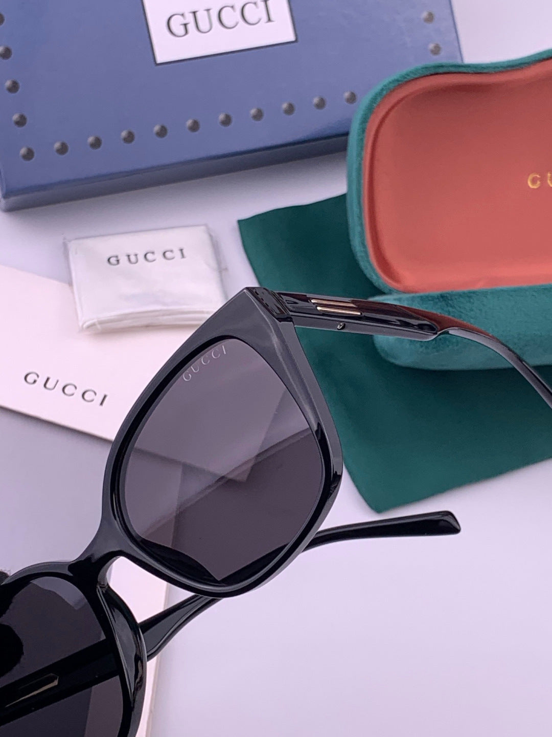 Gucci G77726 Polarized Square Black Lens Sunglasses for Men & Women - detail image 3