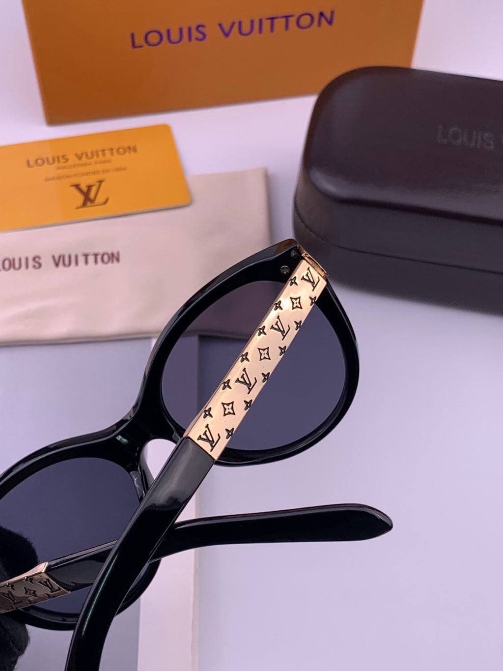 Louis Vuitton L87000 Oversized Black Lens Sunglasses for Men & Women - 414826 - detail image 6