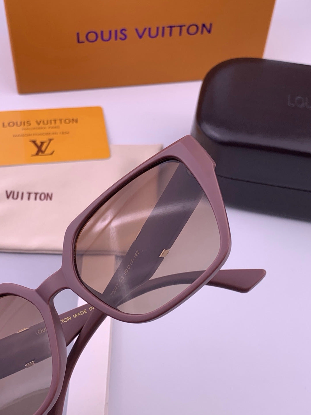 Louis Vuitton L77004 Oversized Purple Lens Sunglasses for Men & Women - 414830 - detail image 6