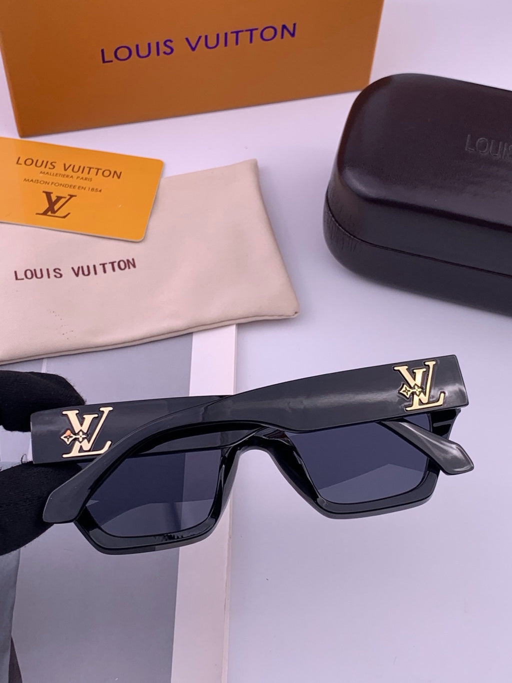 Louis Vuitton L26900 Square Black Lens Sunglasses for Women - 464704 - detail image 5