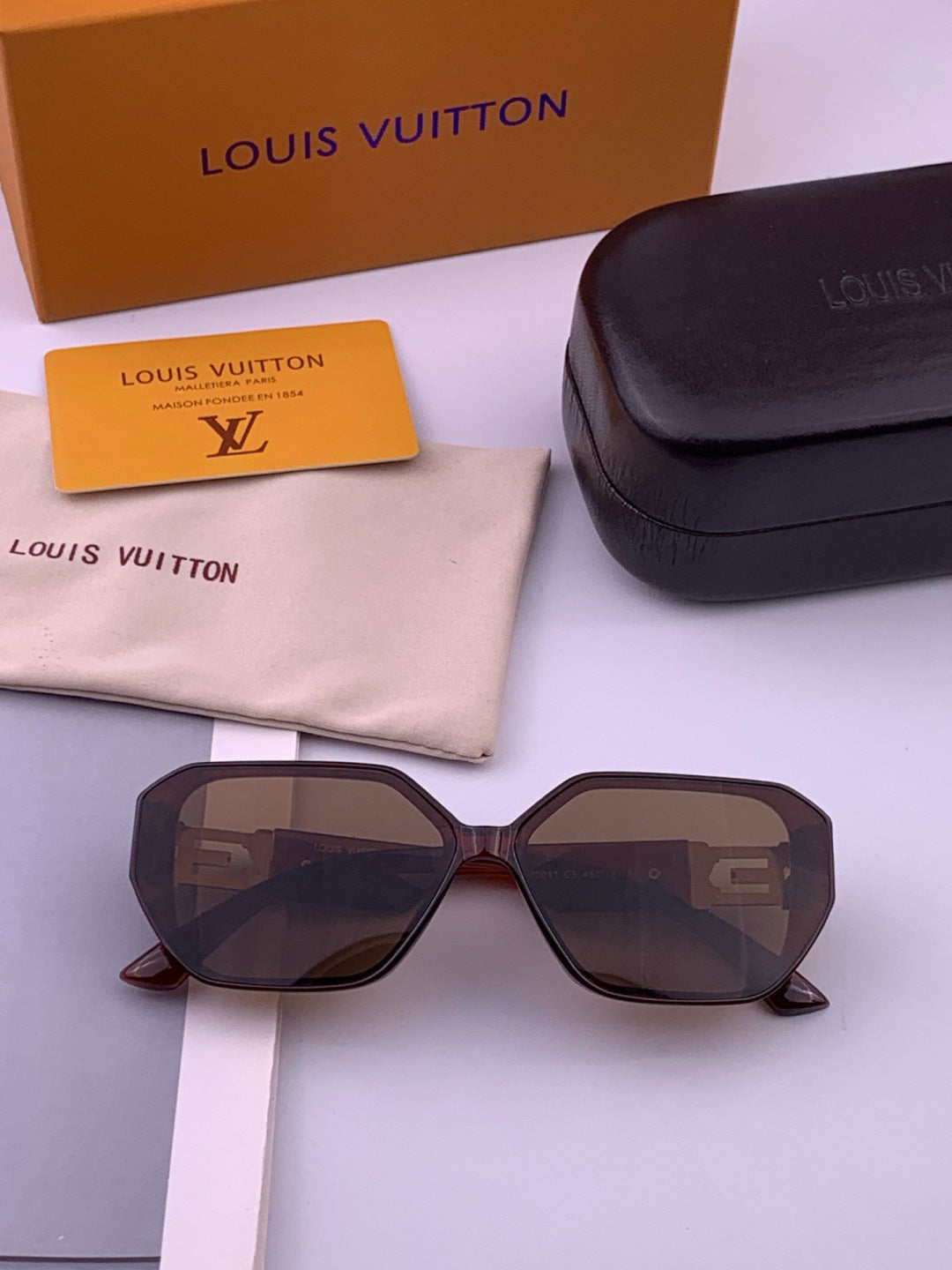 Louis Vuitton L17001 Square Black Lens Sunglasses for Women - 486183 - detail image 7