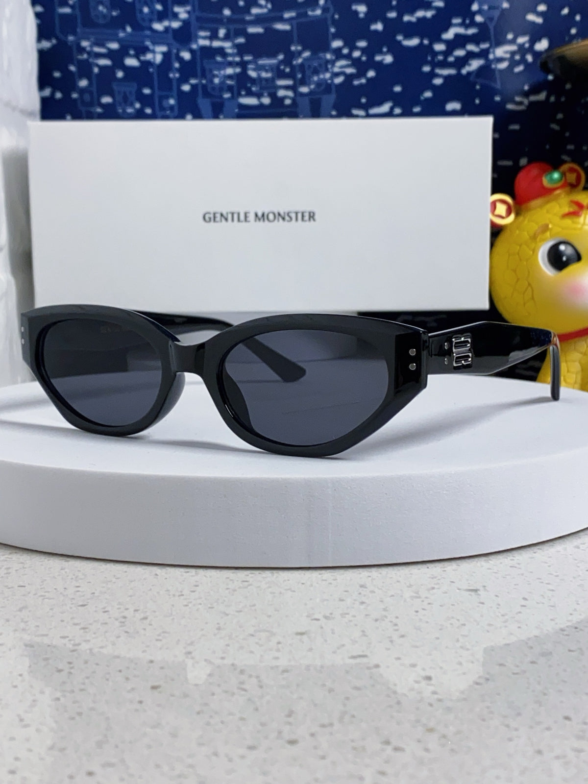 Gentle Monster ROCOCO Cat-Eye Black Lens Sunglasses for Men & Women - 432931